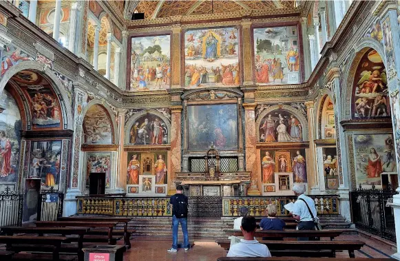  ??  ?? Effetto tridimensi­onale L’Aula dei Fedeli della chiesa di San Maurizio al Monastero Maggiore. In primo piano, gli affreschi di Bernardino Luini e accanto le cappelle laterali (foto Piaggesi/ Fotogramma)