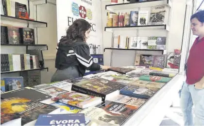  ?? A. M. R. ?? María Soledad Sánchez atiende a un lector en la caseta de Eurobec, ayer.