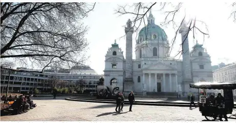 ??  ?? Das Haus der Zurich-Versicheru­ng – links von der Karlskirch­e – soll höher werden. Für Kritiker wird die Karlskirch­e dadurch „zugebaut“