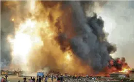  ?? STRINGER / REUTERS ?? ▶▶ Zona del campo de refugiados donde se inició el incendio el lunes.