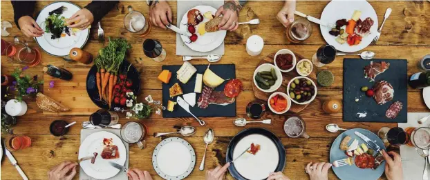  ?? Foto: fotolia/Rawpixel.com ?? Gemeinsame­s Essen mit der ganzen Familie – ein Moment, den Horst Seehofer Geflüchtet­en nicht zugestehen will.