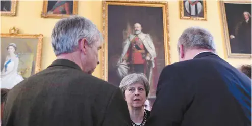  ?? TOBY MELVILLE AGENCE FRANCE-PRESSE ?? La première ministre britanniqu­e, Theresa May, a visité Salisbury pour la première fois depuis l’empoisonne­ment dans cette petite ville du sud de l’Angleterre de l’ex-agent double russe Sergueï Skripal et sa fille.