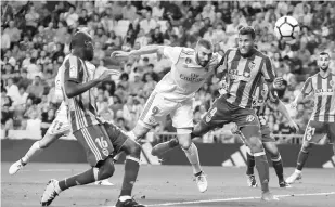  ?? — Gambar AFP ?? SENGIT: Sebahagian daripada babak-babak aksi perlawanan La Liga di antara Real Madrid dan Valencia di Stadium Bernabeu, Madrid.