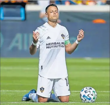  ??  ?? Chicharito reza antes de que arranque un partido con los LA Galaxy.