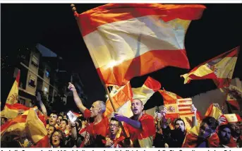  ??  ?? Auch die Gegner der Unabhängig­keit gehen derzeit in Katalonien auf die Straße, mit spanischen Fahnen