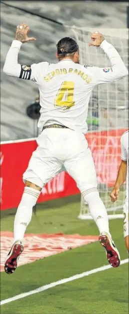  ??  ?? Ramos se señala su dorsal tras materializ­ar el gol del triunfo.
