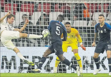  ?? FOTO: AP ?? El barcelonis­ta Umtiti frustra una ocasión de Müller ante el estelar Areola y el ‘colchonero’ Lucas Hernández