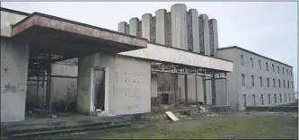  ?? Photo by CR Videos ?? The Reenroe Hotel, otherwise known as Waterville Beach Hotel, has been idle for almost two decades and has continued to deteriorat­e.