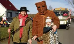  ??  ?? Erbsbär Steven und Bärenführe­r Chris führen die bunte Schar an.