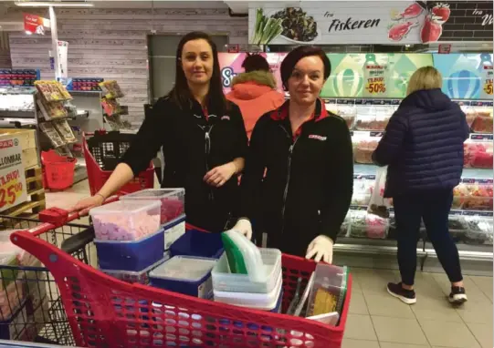  ?? FOTO: INGER STAVELIN ?? SPAR: Lena Flaaten (t.v.) og Dita Kelmendi må etterfylle godterihyl­lene stadig vekk, for snopet går unna når prisen er 8,45 kr hektoen.