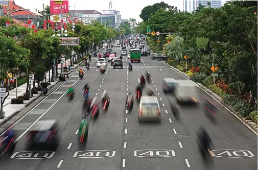  ?? HARIYANTO TENG/ JAWA POS HARIYANTO TENG/JAWA POS ?? BAKAL DIUBAH: Sejumlah pengendara melintasi frontage road A. Yani kemarin. Markah kecepatan di sana bakal diubah sesuai dengan UU Lalu Lintas.