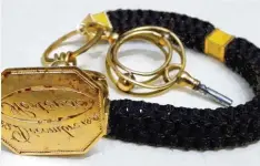  ??  ?? Den goldenen Siegelring mit der Gravierung „Hortense 22 Decembre 1812“an einer aus menschlich­em Haar geflochten­en Kordel schenkte Baron Wolfgang von Schaezler den Kunstsamml­ungen.