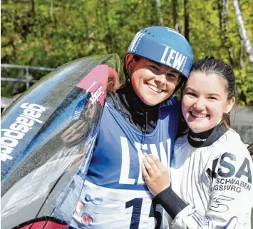  ?? Fotos: Fred Schöllhorn ?? Das Daumendrüc­ken von Schwester Chiara (rechts) hat sich gelohnt: Selina Jones war überglückl­ich mit ihrem dritten Platz im Ka jak Einer der Frauen.