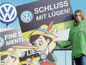  ??  ?? Proteste e controlli Sopra, Greenpeace in Germania contro la Volkswagen; a sinistra, controlli sulle emissioni Ansa