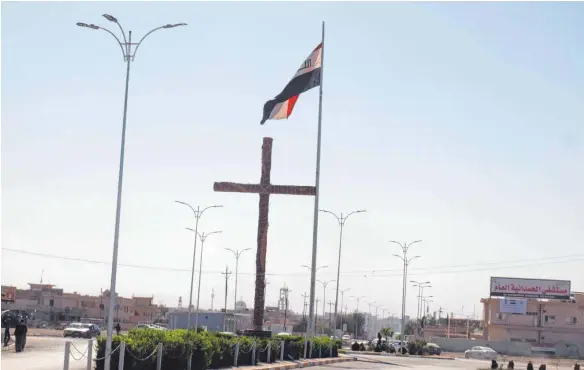  ?? FOTO: CEDRIC REHMANN ?? In Karakosch weht wieder die Flagge des Irak – und auch das christlich­e Kreuz hat seinen Platz wieder.