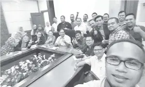  ??  ?? PEGAWAI-PEGAWAI dan kakitangan JPNIN Sabah berswafoto bersama Baharin.