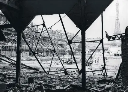  ?? JARNOUX MAURICE / GETTY ?? Trabajos de demolición del Velódromo de Invierno de París (Vel d’Hiv) en 1959