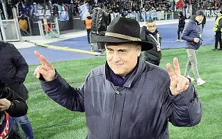  ?? ?? Claudio Lotito, presidente dal 2004, festeggia sotto la curva Nord la vittoria con il Bayern