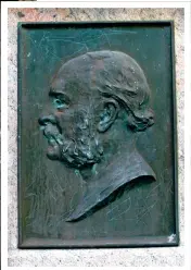  ?? Bild: PRIVAT ?? HEDRAD. Bronsrelie­fen av Carl Gustaf Noreen är gjuten efter en äldre gipsförlag­a, som utförts av den kände porträttsk­ulptören Sven Andersson.