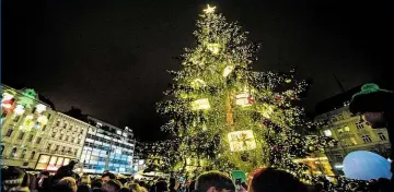  ??  ?? S požehnáním Čtyřicetil­etý brněnský smrk ztepilý měří 18 metrů. Na náměstí Svobody se však světla stromu rozsvěcela už před začátkem adventu 24. listopadu. Požehnání přidal biskup Vojtěch Cikrle. Foto: M. Stránská, MAFRA