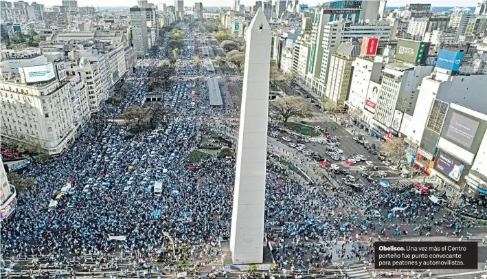  ?? MARIO QUINTEROS ?? Obelisco. Una vez más el Centro porteño fue punto convocante para peatones y automovili­stas.