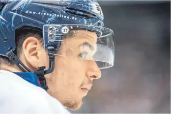  ?? FOTO: LINO MIRGELER/DPA ?? Kai Wissmann verteidigt künftig für die Boston Bruins in der National Hockey League.