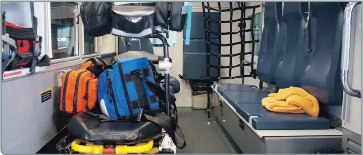  ?? —photo Michel Lamy ?? L’habitacle arrière de l’ambulance comprend la civière électrique et hydrauliqu­e qui pèse à elle seule 50kg. À cela s’ajoute 25kg d’équipement avant même l’installati­on du patient.