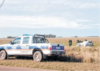  ??  ?? El Chevrolet Corsa guiado por Goñi se despistó y terminó volcado adentro de un campo.