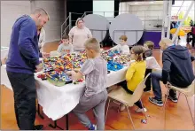  ??  ?? Les Lego traversent les génération­s