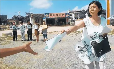  ?? Nanfu Wang ?? human rights lawyer Wang Yu is shown in 2013 handing out literature in the film “Hooligan Sparrow.” CHINESE