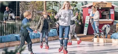  ??  ?? Kinder haben in der Green Barn Christmas Farm viel Spaß. Zum Beispiel können sie eine Kuh melken, Go-Kart fahren oder auf der Eisbahn ihre Runden drehen – Schlittsch­uhverleih inklusive.