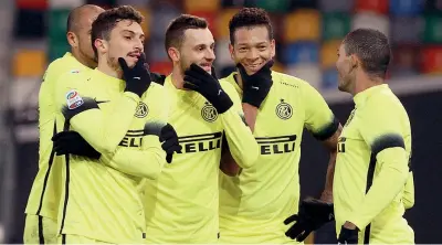  ??  ?? EpicBrozo & co. L’esultanza di Telles, Brozovic e Guarin a Udine con la posa resa famosa dal centrocamp­ista croato sui social (Liverani)