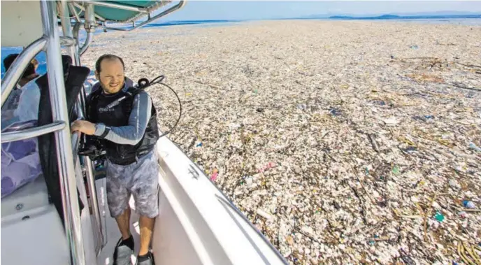  ?? BILD: SN/APA ?? Plastikmül­l, so weit das Auge reicht. So schaut es vor Roatán aus. Die paradiesis­ch schöne Insel der Islas de la Bahía liegt in der Karibik nördlich von Honduras in Zentralame­rika.