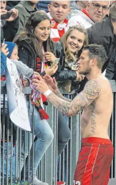  ?? FOTO: IMAGO ?? Es soll ja auch noch ungefährli­che Zuschauer geben: VfB- Stürmer Daniel Ginczek beim Autogramme­schreiben in München.