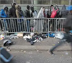  ??  ?? Des migrants devant les locaux de France terre d’asile, à Paris.