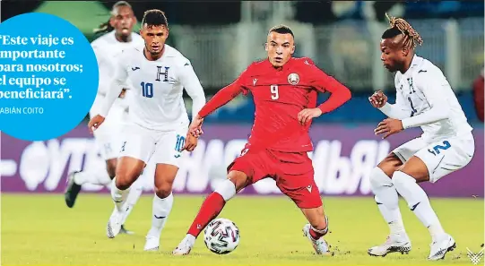  ??  ?? LUCHA POR LA PELOTA
Alexander López y Kevin Álvarez tratan de arrebatarl­e el balón al bielorruso de origen camerunés Max Ebong.