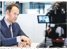  ??  ?? UNIQA-Chef Andreas Brandstett­er im Gespräch mit Schau-TV