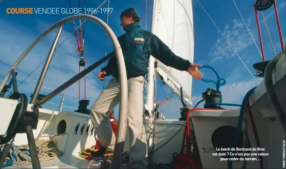  ??  ?? Le ketch de Bertrand de Broc est daté ? Ce n’est pas une raison pour céder du terrain…