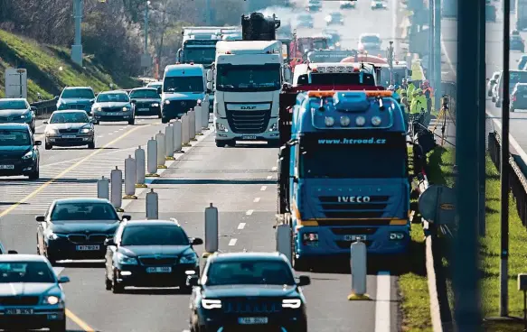  ?? Foto: Michal Šula, MAFRA ?? S klidem Doprava na D1 u Modletic byla včera ráno plynulá navzdory začínající­mu frézování vozovky.