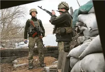  ?? FOTO PROFIMEDIA ?? Východní Ukrajina. Volodymyr Zelenskyj vyzval minulý měsíc Vladimira Putina k setkání ve válkou rozervaném regionu. Na snímku z 21. dubna ukrajinští vojáci na frontové linii nedaleko obce Horlivka v Doněcké oblasti.