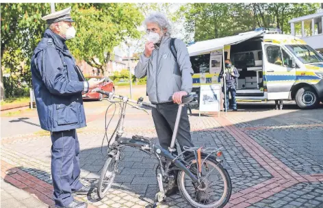  ?? FOTO: GEORG SALZBURG ?? Verkehrsdi­enst-Leiter Wolfgang Zillekens (li.) und Heribert Adamsky vom ADFC (re.) im Austausch über die Sicherheit von Radfahrern.