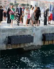  ?? (Photo Eric Ottino) ?? Des pétales blancs ont été jetés a la mer symbolique­ment vers Beyrouth.