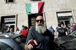  ??  ?? Leader
Gianluca Iannone, presidente di CasaPound, davanti al palazzo di via Napoleone III sequestrat­o dal gip