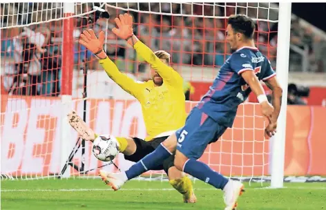  ?? FOTO: FALK JANNING ?? Eine der vielen Glanztaten des VfB-Keepers Ron-Robert Zieler im torlosen Hinspiel: Hier vereitelt er einen Treffer von Kaan Ayhan.