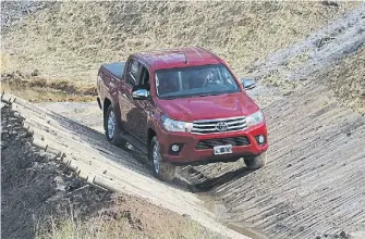  ?? FOTOS: GUSTAVO CASTAING ?? Todo terreno. La Hilux, de la japonesa Toyota, demostró su rusticidad en condicione­s extremas.