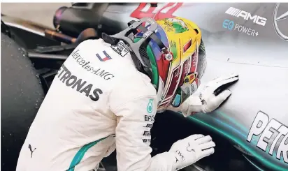  ?? FOTO:
REUTERS ?? Lewis Hamilton gönnt sich einen Moment der stillen Freude an seinem Boliden über den Sieg inSao Paolo.