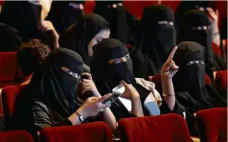  ?? Fayez Nureldine - 20.out.2017/AFP ?? Mulheres durante um festival de filmes de curta-metragem em Riad, na Arábia Saudita