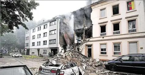 ?? DPA-BILD: HENNING KAISER ?? Eine Gasexplosi­on hat dieses Wohnhaus in Wuppertal verwüstet. Es gab mehrere Verletzte.