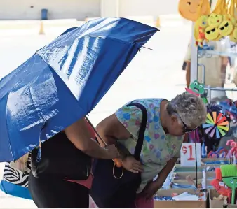  ??  ?? dos Mujeres observan la mercancía que se oferta en las calles del Centro de la ciudad