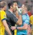  ??  ?? Oliver sufrió la ira de Buffon.